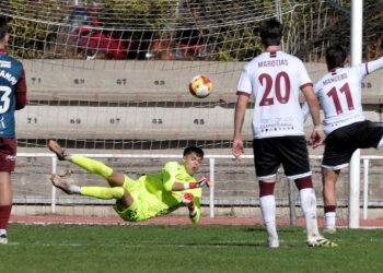 De esta manera despejó Postigo el lanzamiento desde el punto de penalti. / JUAN MARTÍN-G. SEGOVIANA