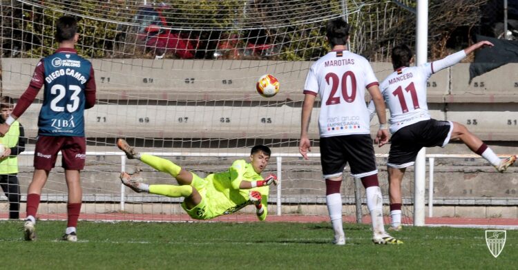 De esta manera despejó Postigo el lanzamiento desde el punto de penalti. / JUAN MARTÍN-G. SEGOVIANA