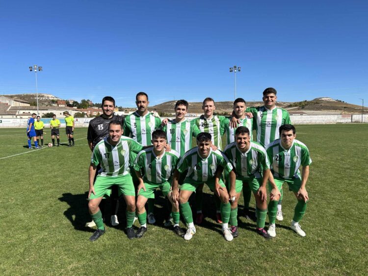 Equipo del CD Cantimpalos antes de un encuentro de la pasada temporada./CD CUÉLLAR