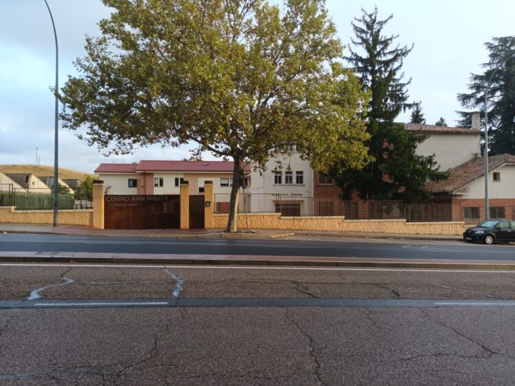 Fachada principal del Centro de menores Juan Pablo II./ J.M.