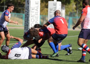 La defensa de los Lobos intenta frenar el avance del jugador del San Isidro. / RAC LOBOS
