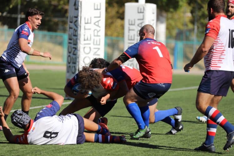 Los Lobos no pudieron con el San Isidro (13-53) 1 La defensa de los Lobos intenta frenar el avance del jugador del San Isidro. / RAC LOBOS