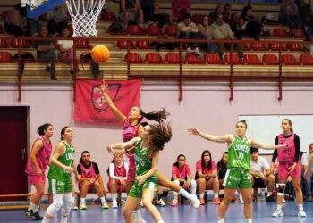 Lanzamiento cercano a canasta durante el encuentro jugado ante el Somos Hijolusa / JESÚS GÓMEZ CASADO