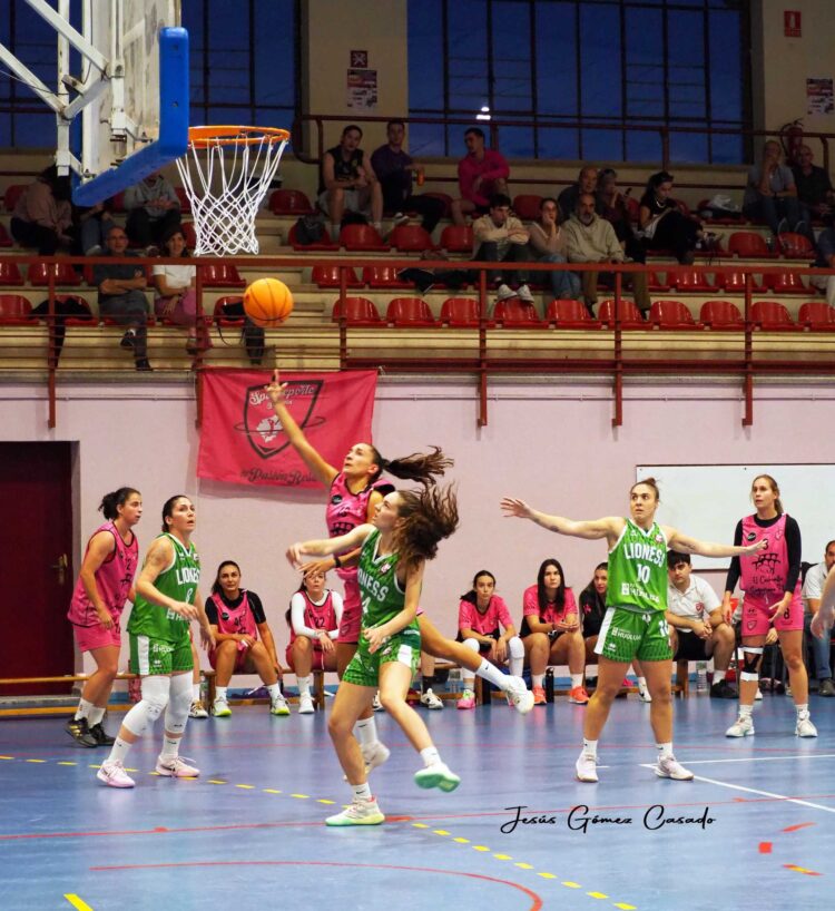 Lanzamiento cercano a canasta durante el encuentro jugado ante el Somos Hijolusa / JESÚS GÓMEZ CASADO