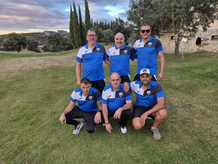 El Footgolf Cuéllar firma un podio regional 1 El equipo cuellarano que jugó en el campo de Los Ángeles./ E.A.