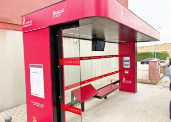 Una de las marquesinas inteligentes instaladas en el municipio de La Lastrilla. Héctor Criado.