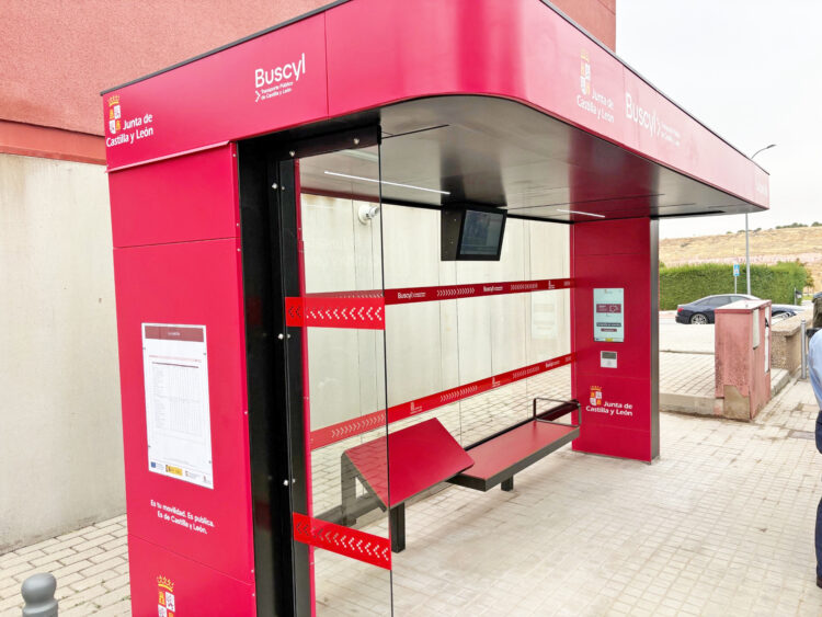 Nuevas marquesinas inteligentes en cinco áreas metropolitanas 1 Una de las marquesinas inteligentes instaladas en el municipio de La Lastrilla. Héctor Criado.