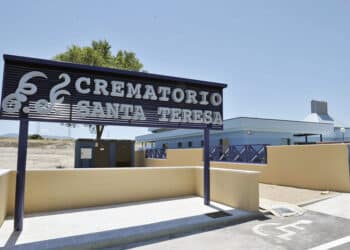 Fachada principal y entrada al crematorio Santa Teresa, situado en la carretera de Arévalo./ EL ADELANTADO