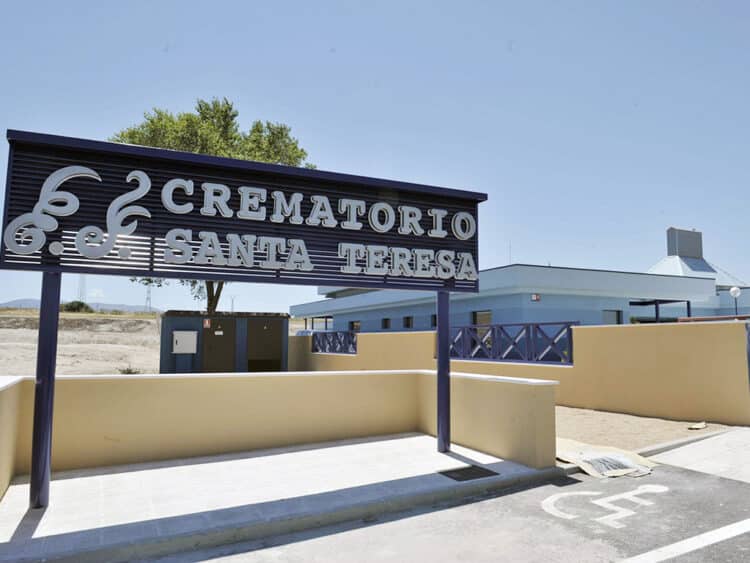 Fachada principal y entrada al crematorio Santa Teresa, situado en la carretera de Arévalo./ EL ADELANTADO
