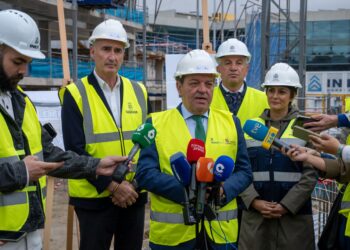 Luis Miguel González Gago se dirige a los medios de comunicación junto a la ministra de Vivienda y el alcalde de la ciudad./ HÉCTOR CRIADO