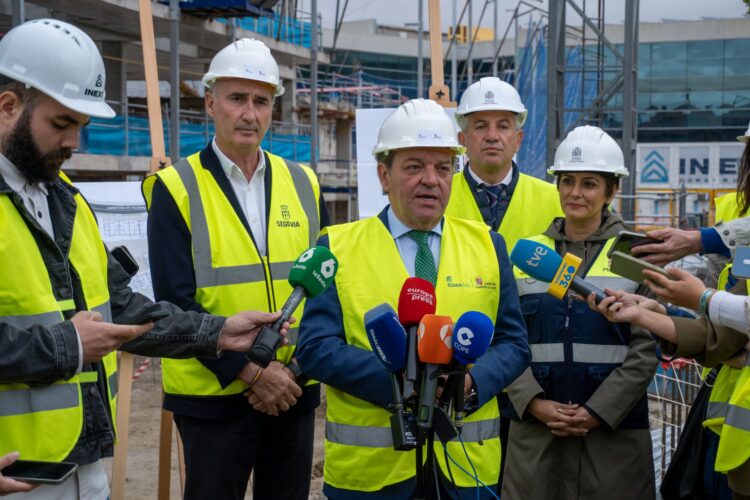 Luis Miguel González Gago se dirige a los medios de comunicación junto a la ministra de Vivienda y el alcalde de la ciudad./ HÉCTOR CRIADO