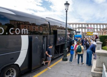 Visitantes descendiendo de los autocares en la avenida Vía Roma, con el Acueducto al fondo./ HÉCTOR CRIADO