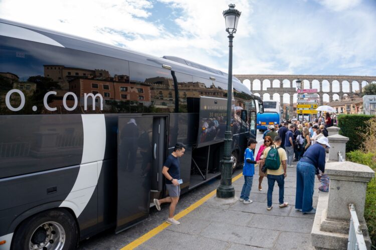 La ciudad vuelve a llenar sus calles en el Día del Acueducto 1 Visitantes descendiendo de los autocares en la avenida Vía Roma, con el Acueducto al fondo./ HÉCTOR CRIADO