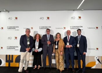 May Escobar, en el centro, junto a los miembros del Área Municipal de Turismo./ AYUNTAMIENTO