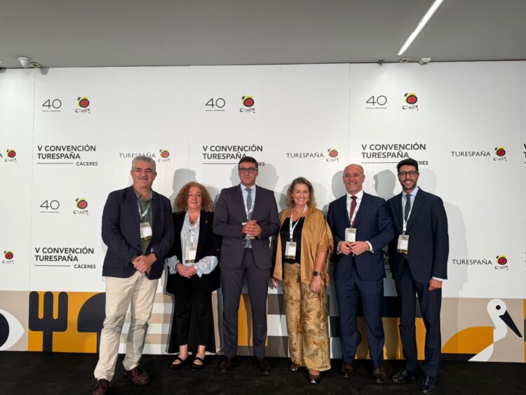 May Escobar, en el centro, junto a los miembros del Área Municipal de Turismo./ AYUNTAMIENTO
