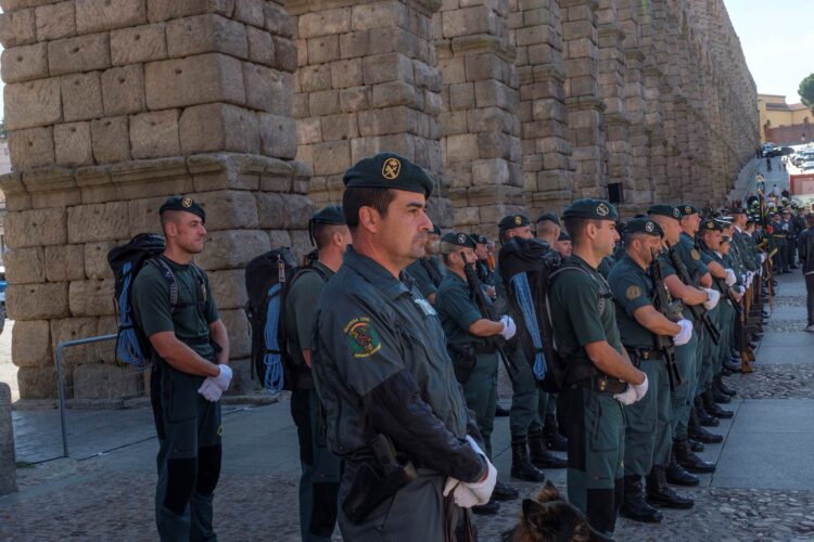 Guardias civiles en el Azoguejo. / E.A.