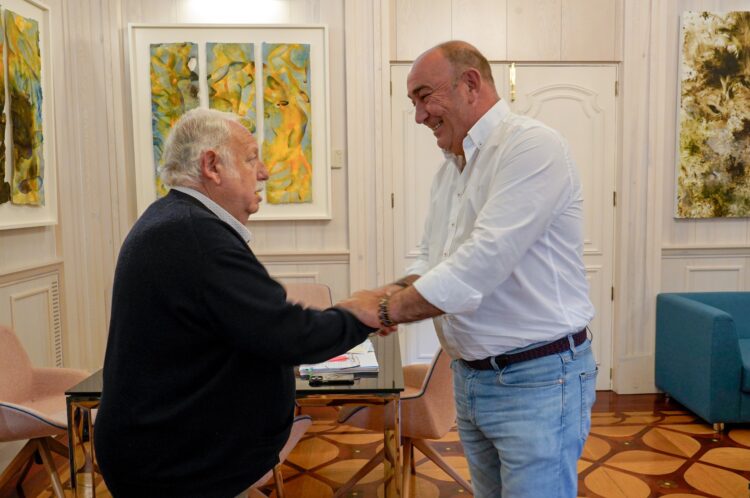 Miguel Ángel de Vicente recoge las demandas de varios alcaldes 1 De Vicente recibe al alcalde de Migueláñez./ DIPUTACIÓN