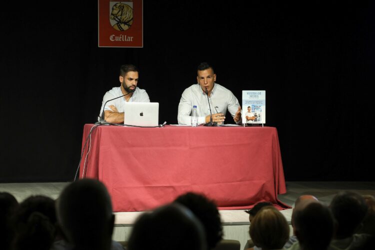 Jesús Hernansanz junto a Víctor Ortega durante la presentación./ E. A.