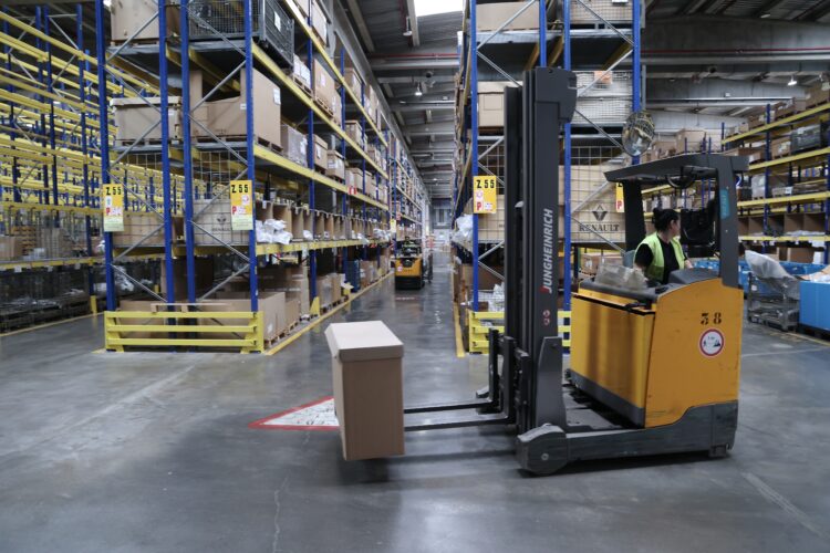 Segovia mantiene la tensión exportadora pese a los aranceles de EE UU 1 Centro de Distribución Europeo (CDE) de Renault en Torres de la Alameda./ ICAL