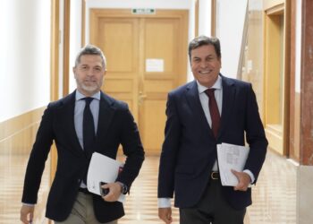 Carlos Fernández Carriedo (d) momentos antes de su comparecencia tras el Consejo de Gobierno./ ICAL