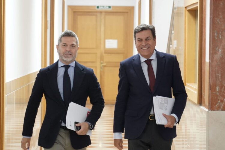 Carlos Fernández Carriedo (d) momentos antes de su comparecencia tras el Consejo de Gobierno./ ICAL