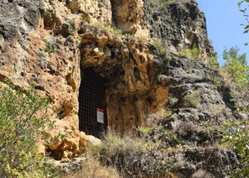 Entrada a la cueva de los Siete Altares en Villaseca.