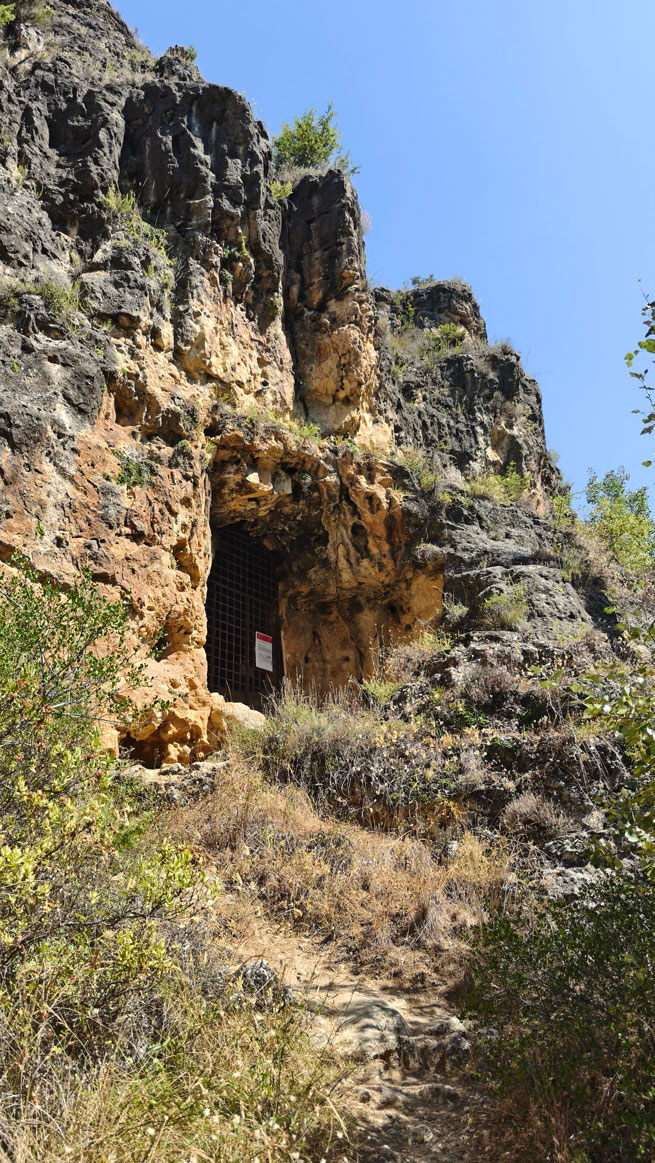 Entrada a la cueva de los Siete Altares en Villaseca.