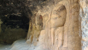 Por la cueva de los Siete Altares, en Villaseca, pasó San Frutos.