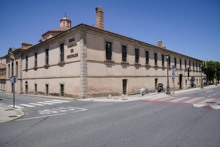 La Junta apoya con 200.000 euros a la Fundación Centro Nacional del Vidrio de La Granja 1 Fachada de la Real Fábrica de Cristales de La Granja, sede de la FCNV / E.A.