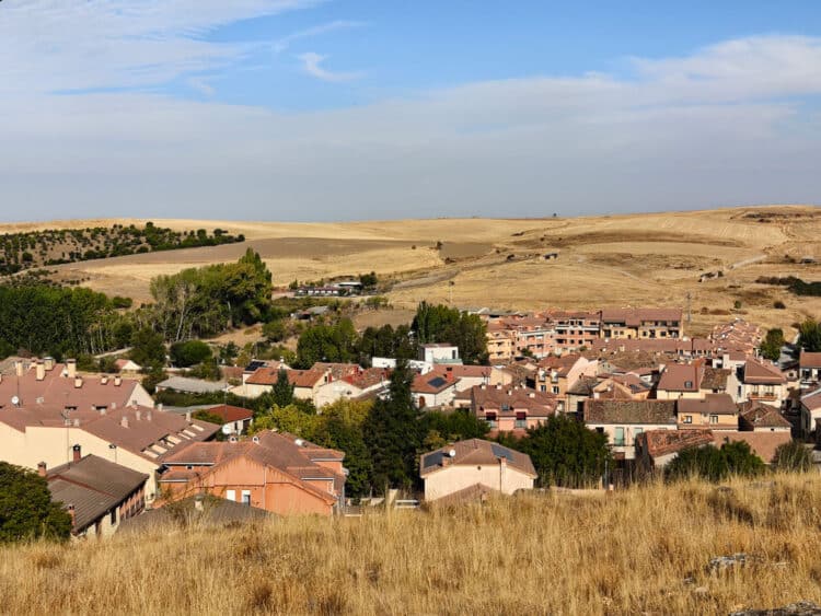 El otoño cubre de colores ocres los alrededores de Bernuy de Porreros. Fotografía: José Antonio Santos.