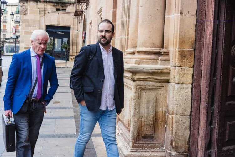 Condenado a un año y nueve meses de cárcel el exprocurador socialista Ángel Hernández por violencia de género 1 Seis meses de la condena corresponden al delito de atentado, ya que agredió a dos policías en el momento de su detención. / Concha Ortega