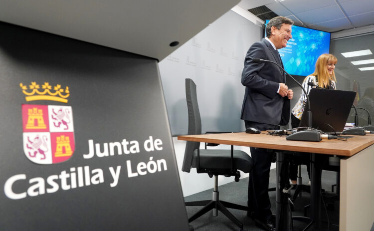 La Junta elude la Ley de acompañamiento para evitar subidas tributarias 1 Rueda de prensa sobre el Proyecto de Ley de Presupuestos para 2026. / Miriam Chacón