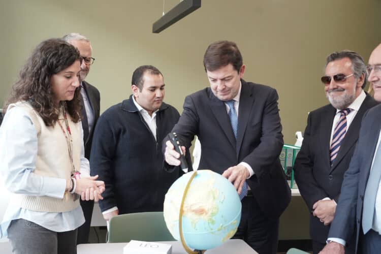 El Presidente de la Junta durante la inauguración en Valladolid de la nueva sede de la ONCE CyL. / Rubén Cacho