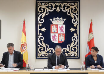 El presidente de las Cortes, Carlos Pollán (centro), durante la celebración, hoy, de la Mesa de las Cortes. / Rubén Cacho