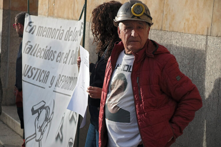 Familiares de los seis mineros muertos en el Pozo Emilio. / Peio García