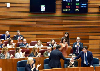 Fernández Mañueco felicita al Consejero de Economía. / Miriam Chacón