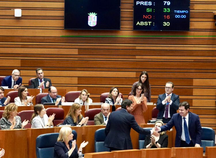 Las Cortes aprueban el techo de gasto, de 14.183 millones de euros 1 Fernández Mañueco felicita al Consejero de Economía. / Miriam Chacón