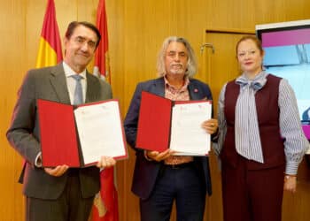 Firma del protocolo, hoy en Valladolid. / Leticia Pérez