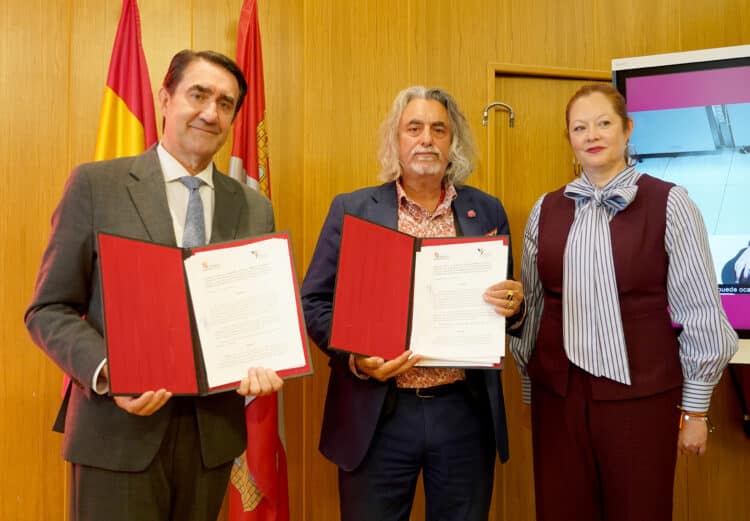 Firma del protocolo, hoy en Valladolid. / Leticia Pérez