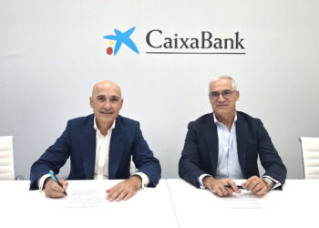 El director de AgroBank, Jaime Campos, y el director general de la FEV, José Luis Benítez, renuevan su acuerdo de apoyo al sector del vino.