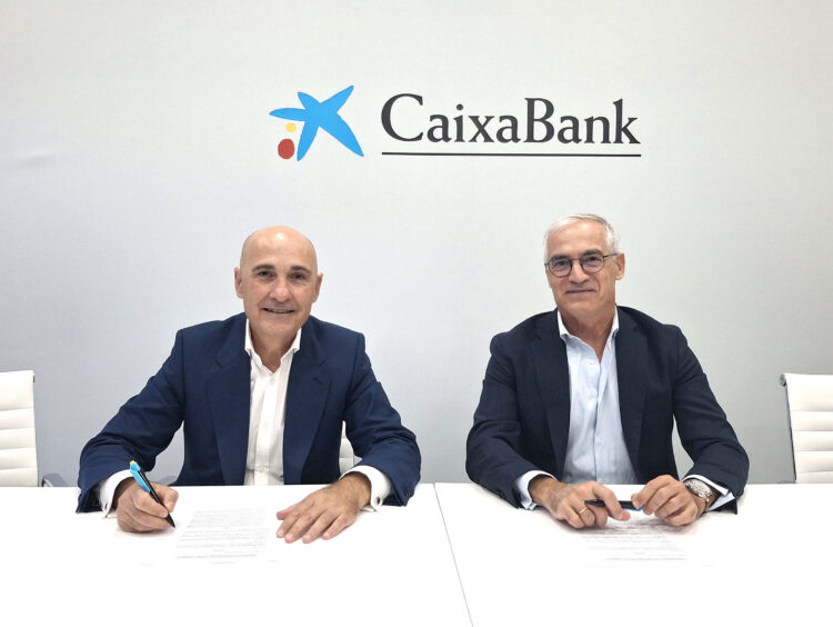 Caixabank aumenta un 6,3% los préstamos a empresas vitivinícolas de Castilla y León 1 El director de AgroBank, Jaime Campos, y el director general de la FEV, José Luis Benítez, renuevan su acuerdo de apoyo al sector del vino.