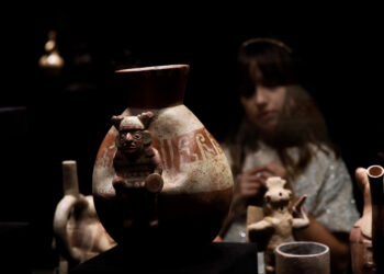 Las exposiciones incluyen vasijas, ídolos y máscaras, pero también mapas y crónicas de las civilizaciones prehispánicas. / R. Valtero