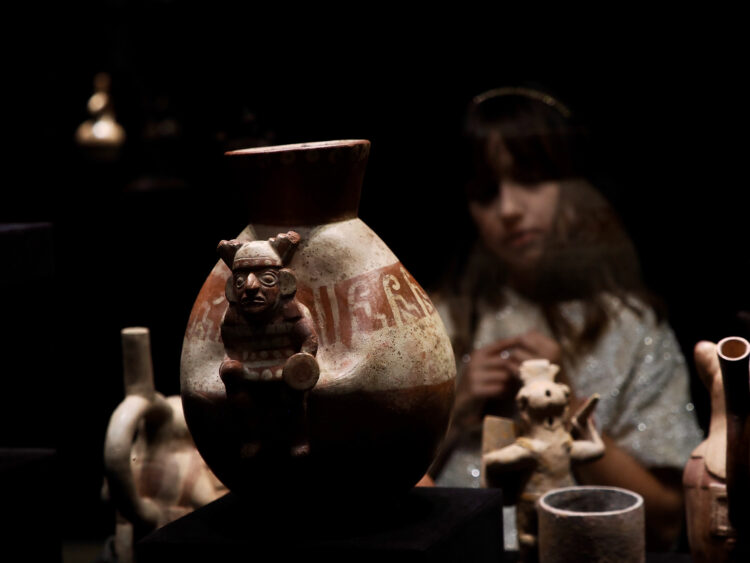 Las exposiciones incluyen vasijas, ídolos y máscaras, pero también mapas y crónicas de las civilizaciones prehispánicas. / R. Valtero