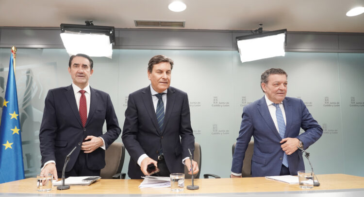 Los consejeros de Medio Ambiente, Economía y Presidencia en rueda de prensa.  / Rubén Cacho