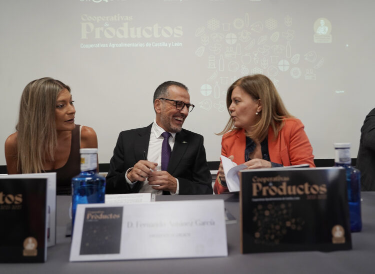 Las cooperativas de la Comunidad pondrán en marcha un sello para identificar sus productos 1 Presentación del Catálogo de Productos Agroalimentarios de las Cooperativas de Castilla y León. / Rubén Cacho