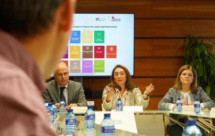 Reunión de la Consejera de Agricultura con los coordinadores de la red AKISCYL. / Miriam Chacón