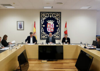 Reunión de la Mesa de las Cortes para abordar el anteproyecto de presupuesto de la cámara autonómica y las instituciones propias. / Miriam Chacón