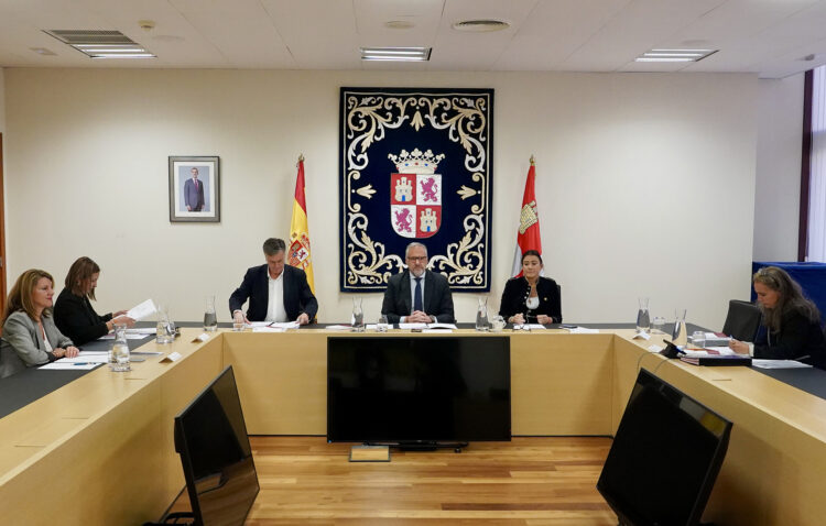 Reunión de la Mesa de las Cortes para abordar el anteproyecto de presupuesto de la cámara autonómica y las instituciones propias. / Miriam Chacón