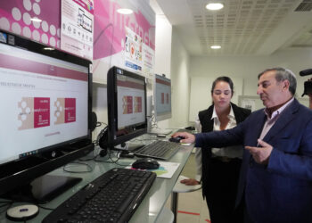 Visita del Consejero de Movilidad al Espacio CyL Digital de Valladolid. / Rubén Cacho
