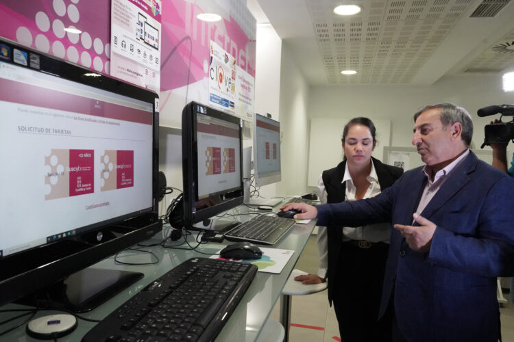 Visita del Consejero de Movilidad al Espacio CyL Digital de Valladolid. / Rubén Cacho